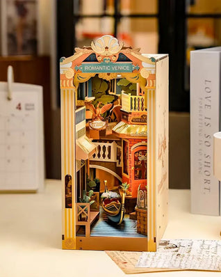 Romantic Venice Book Nook